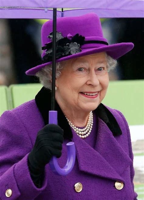 The Queen You Look Great In Purple Die Queen Hm The Queen Her