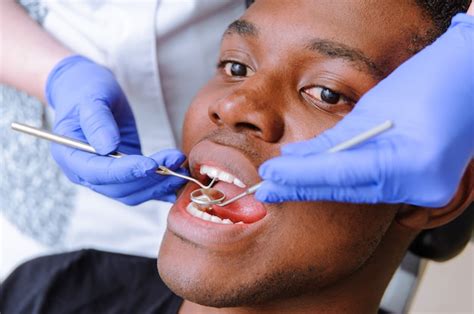 Un Patient Africain Reçoit Des Soins Dentaires Dans Une Clinique