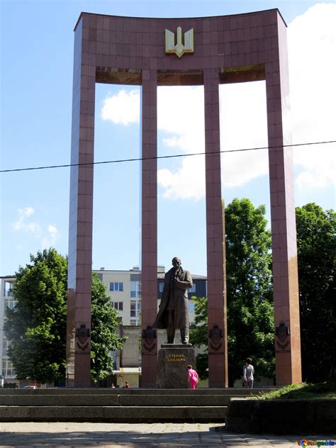 Stepan Bandera Statue In Einem Säulenfensterbild Kostenloses Bild № 52210