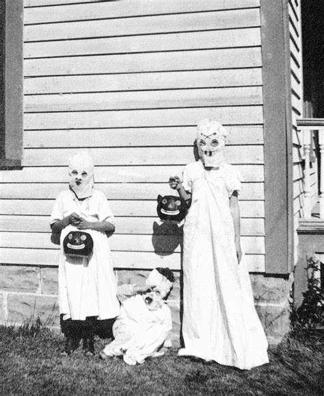 Creepy Vintage Halloween Costumes In Pictures Creepy Vintage