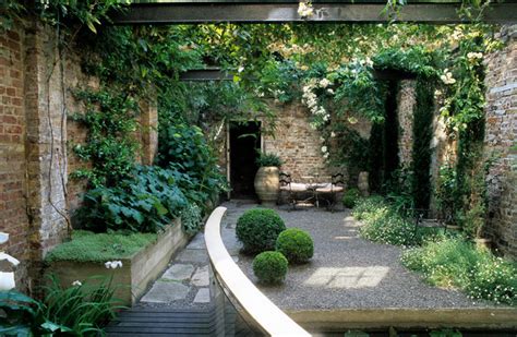 12 Enticing Courtyards And Walled Gardens Houzz Au