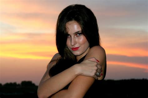 無料画像 ハンド 女の子 女性 ヘア 日没 太陽光 湖 夏 ポートレート モデル 座っている レディ 表情 スマイル 美しさ 魅惑的な 感情 写真撮影