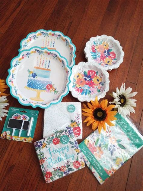 The floral prints are perfect for spring, the cookware is functional and the price is right! Pioneer woman in 2020 | Pioneer woman kitchen, Woman ...