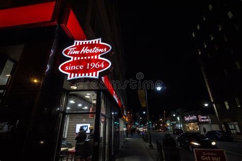 Tim Hortons Logo Framme Av En Av Deras Restauranger I Quebec Med Deras