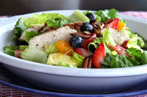 It consists of romaine lettuce, carrots, roasted red pepper, almonds, edamame beans, chicken breast, and baked wontons. Panera's Strawberry Poppyseed and Chicken Salad | A ...
