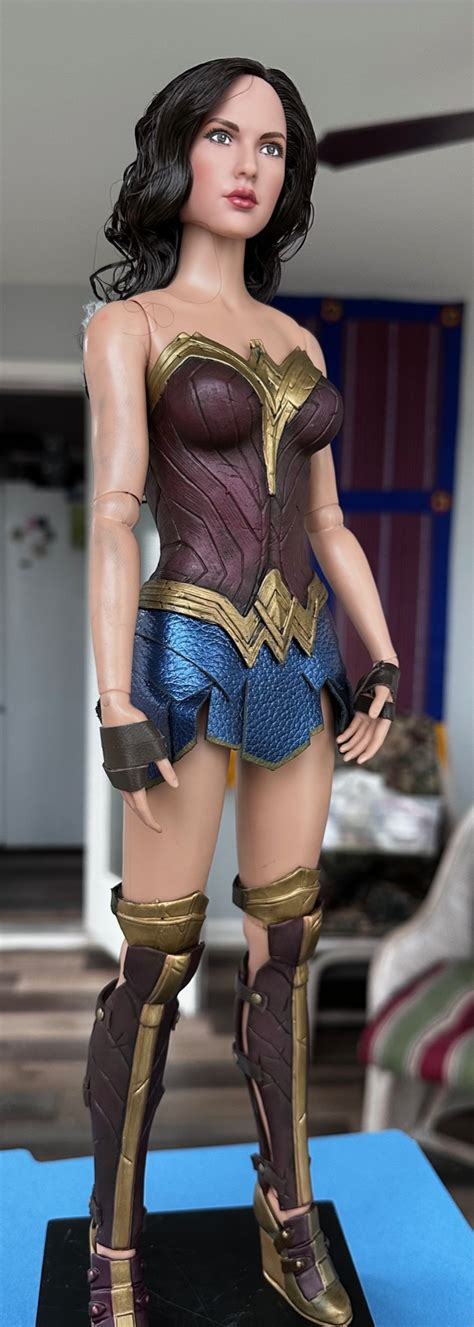 Tonner DC Stars Wonder Woman Gal Gadot Variant 1 16 Black Cape NO