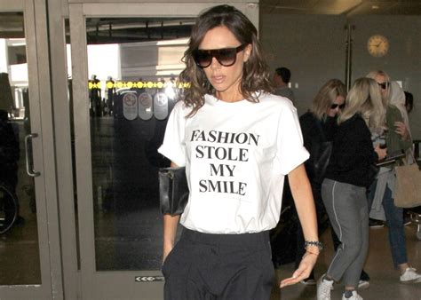 Το νέο slogan t shirt της Victoria Beckham έχει εντελώς αντίθετο νόημα