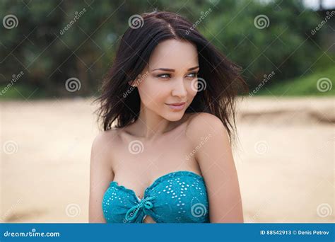 Mooi Meisje In Een Sexy Bikini Op Het Strand Stock Afbeelding Image