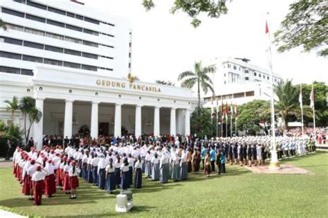 1 juni ditetapkan sebagai hari lahir pancasila. Presiden Jokowi Pimpin Upacara Hari Lahir Pancasila di Gedung Pancasila — SERUJI
