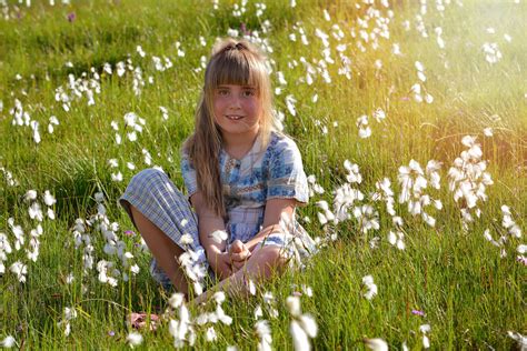 무료 이미지 자연 사람 소녀 들 목초지 햇빛 꽃 초상화 봄 어린이 인간의 식물학 조명 야생화 아웃