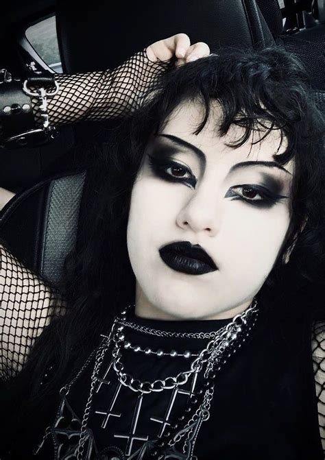 Trad Goth Looks In Goth Beauty Goth Aesthetic Dark Makeup