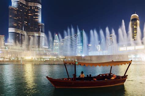 Espectáculo de fuentes y paseo en barco tradicional en Dubái Hellotickets