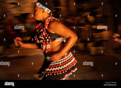 Zulu Woman Kwazulu Natal South Africa Fotos Und Bildmaterial In Hoher Auflösung Alamy