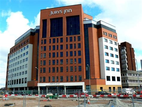 Les handicapés pourront avoir des. Jurys Inn, Whale Bridge Roundabout,... © Brian Robert ...