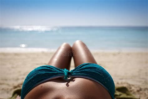 mooie vrouw in een sexy bikini op het strand stock foto image of blauw mooi 71439068