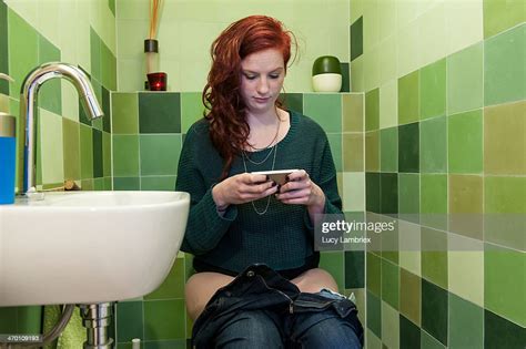 Young Woman Checking Social Media On The Toilet Stockfoto Getty Images