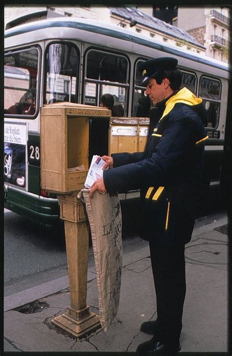 Années 1980 Relevage des boîtes aux lettres parisiennes L Adresse
