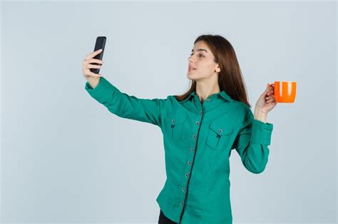 Jeune Femme Tenant Une Tasse De Thé Orange Prenant Selfie Avec