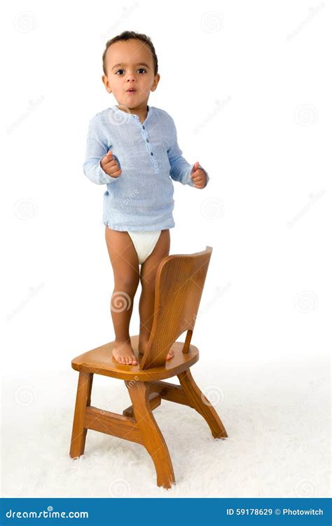 站立在椅子的小孩 库存图片 图片 包括有 快乐 大使 子项 破擦声 查找 椅子 微笑 逗人喜爱 59178629