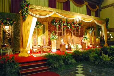 Kami membantu dekorasi pelaminan untuk acara pernikahan. Paket Rias Pengantin, Dekorasi Pelaminan & Tenda VIP ...