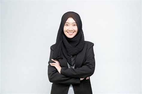 Bayu duduk di depan bersama ibu yangmenyetir. Tutorial Hijab Formal untuk Wanita Karier yang Elegan