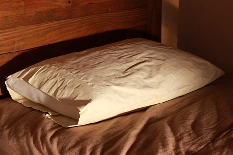 Filesoft Pillow On A Comfortable Bed Wikimedia Commons