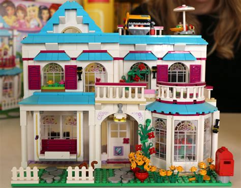 In dem haus gibt es eine küche mit erkerfenster, aufklappbarem kühlschrank und aufklappbarem backofen sowie. LEGO Friends Designer Interview: Stephanies Haus 41314