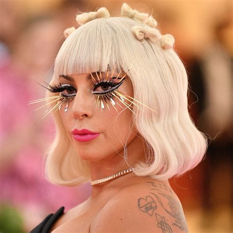 Met Gala Lady Gaga Se Déshabille Sur Le Tapis Rouge Et Fait Le Show Elle