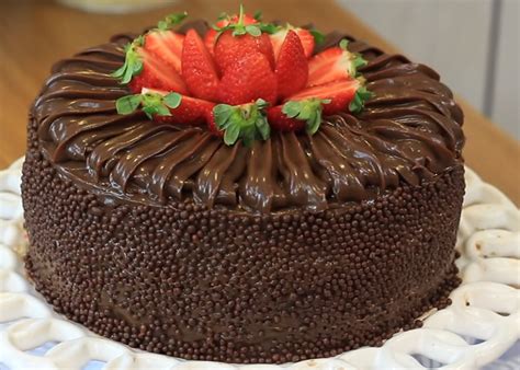 Bolo de brigadeiro com morango receita fácil dica de decoração