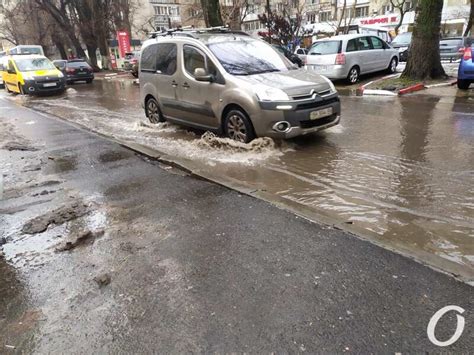 Сильные потоки воды буквально сбивали с ног людей. Одесса на время стала маленькой Венецией (фото, видео ...
