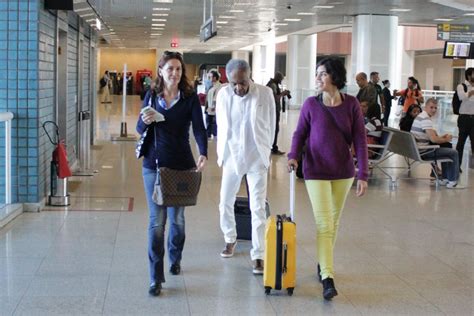 Veja os famosos que passaram pelo aeroporto do Rio nesta sexta Vírgula