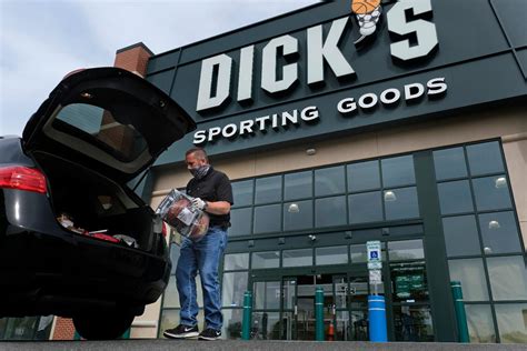 Dicks 2q Profit Falls And The Retailer Lowers Its Full Year Outlook