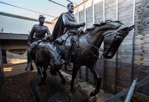 Dallas Robert E Lee Statue Arrives At Kelcy Warrens