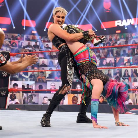 Rhea Ripley Celebra Su Campeonato En Wwe Raw Planeta Wrestling