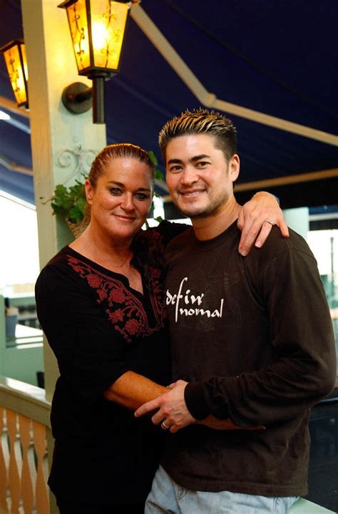 Pregnant Man Thomas Beatie Divorce Claims Wife Punched Him In The Crotch Huffpost Life
