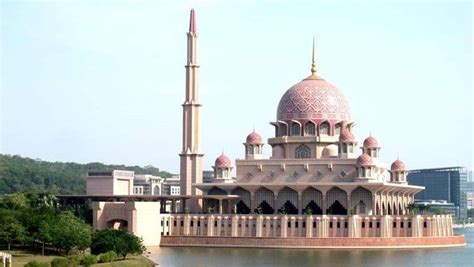 Masjid yang terletak di negeri sabah ini dibuka secara rasmi sempena pengisytiharan kota kinabalu sebagai sebuah bandaraya pada 2 februari 2000. Masjid Unik di Malaysia, Warnanya Pink!