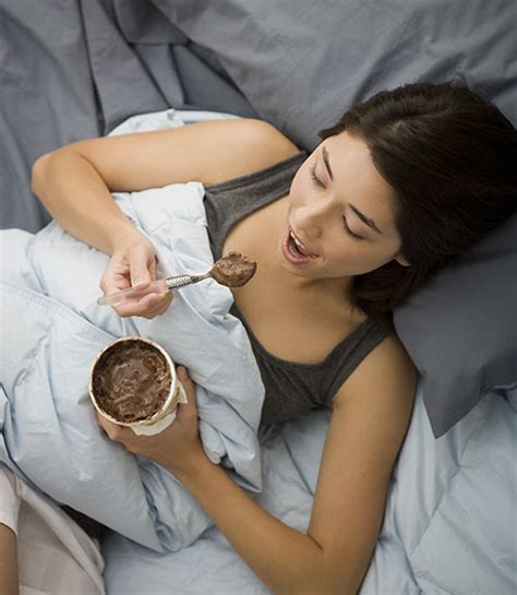relationship between food and sleep foods to avoid before sleeping