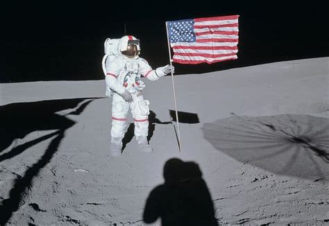 Picture Of First Man On The Moon Labelkurt