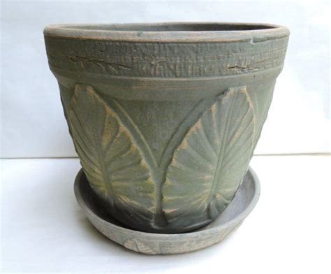 vintage flower pot usa pottery 10 inch matte green glaze leaf etsy vintage flower pots