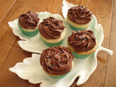 Naked Cupcakes Vanilla Cupcakes W Chocolate Frosting