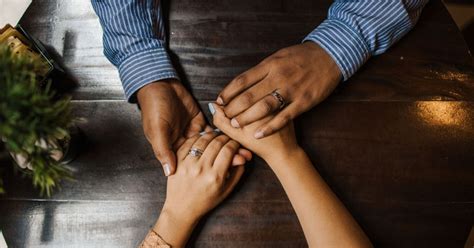 Shalat memiliki kedudukan yang sangat penting di dalam islam. Kedudukan ISTERI Bukan Bawah Tapak Kaki, TAPI Di Sisi ...