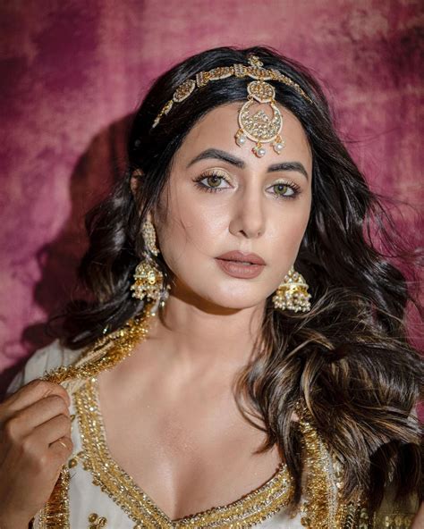 Hina Khan Flaunts Flawless Makeup In Latest Photoshoot Check Out The Diva S Sexy Pictures News18