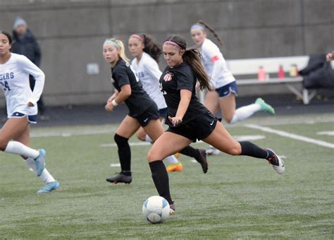 Busy Camas Girls Soccer Team Sticks Together For 3 0 Win Over Rogers