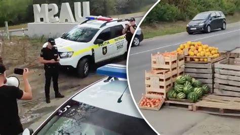 Zeci De Polițiști Filmați Lângă O Tarabă Cu Pepeni Verzi