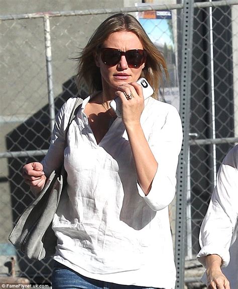 Cameron Diaz Flashes Those Curious Rings Again Daily Mail Online
