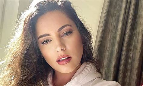 Kelly Brook Shows Off Incredibly Gorgeous Office Space Inside £3million