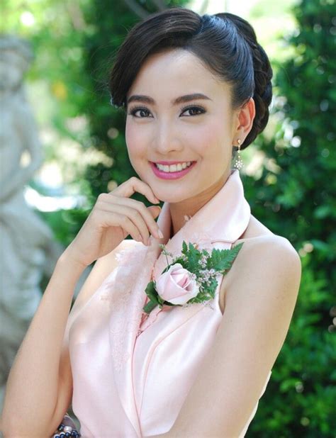 ปักพินโดย minami sakura ใน สาวไทย นางแบบ ลุคการแต่งหน้า ไทย