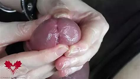 perfekte extraktion des spermas direkt aus der harnröhre nahaufnahme der glastrinkhalm