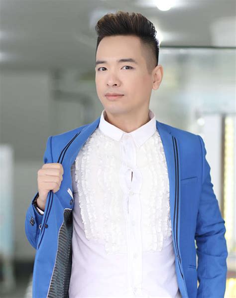 Những ngày cuối đời, chị gái việt quang cho biết anh thường xuyên bị đau đầu, ói nhiều, không uống thuốc, ăn uống khó khăn. Sau nhiều biến cố, ca sĩ Việt Quang trở lại, "mày râu nhẵn ...