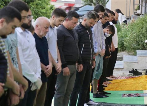 Festohet Kurban Bajrami falja bëhet nëpër xhami Gazeta Si